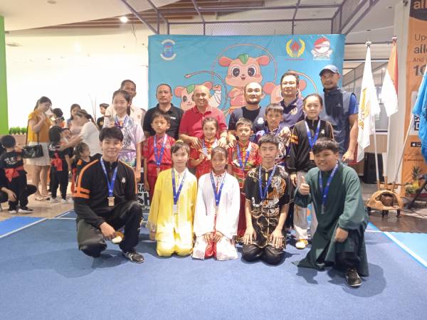 Walikota Maulan Aklil berpose bersama atlet wushu. nidianews.com