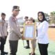 Kapolda Babel Irjen Pol Yan Sultra memberikan penghargaan kepada personil.