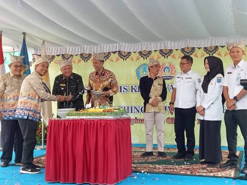 pemotongan nasi tumpeng oleh ketua yayasan Pertiba Adisuputra yang diberikan kepada bupati Bangka Barat H. Sukirman. Dok. nidianews,com