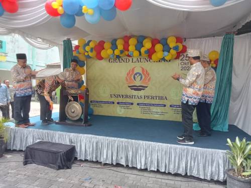 pemukulan gong menandai grand launching Universitas Pertiba Bangka Belitung. Dok, nidianews.com