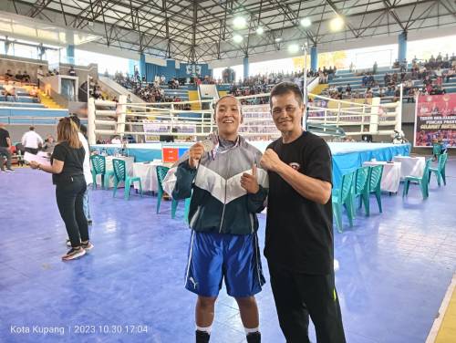 Vella Delvia Atlet tinju bersama Coach Anton di GOR Flobanmora kupang NTT.Dok Ist