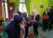 Monica Haprinda Serahkan Bantuan Untuk Anak Stunting di Pangkalbalam