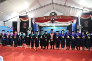 Rektor UBB Prof Ibrahim bersama wisudawan terbaik, dalam acara wisuda XXIX tahun 2023.( Ist )