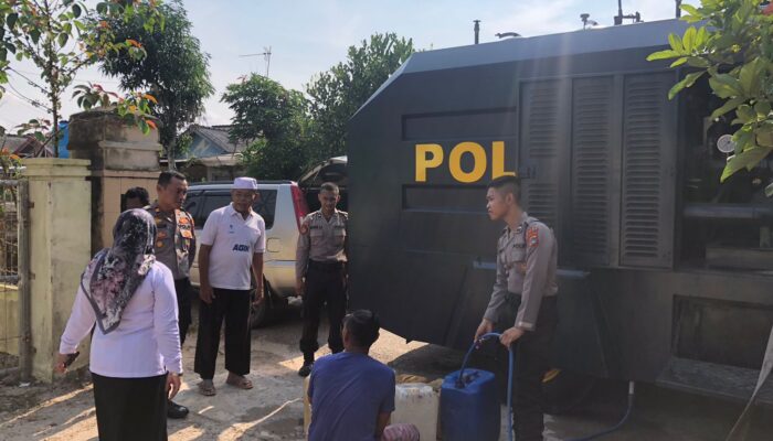 Polda Babel Salurkan 4 Ribu Liter Air Bersih ke Masyarakat Bangka Tengah