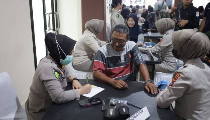 Inisiatif Positif: Biro SDM Polda Babel Menggelar Bakti Kesehatan, Bakti Sosial, dan Penanaman Pohon