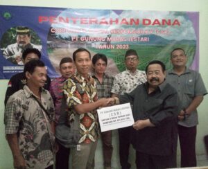 penyerahan simbolis dana CSR PT GML Oleh Direktur PT GML Dato' Sri Ramli Sutanegara (ist)