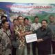 penyerahan simbolis dana CSR PT GML Oleh Direktur PT GML Dato' Sri Ramli Sutanegara (ist)