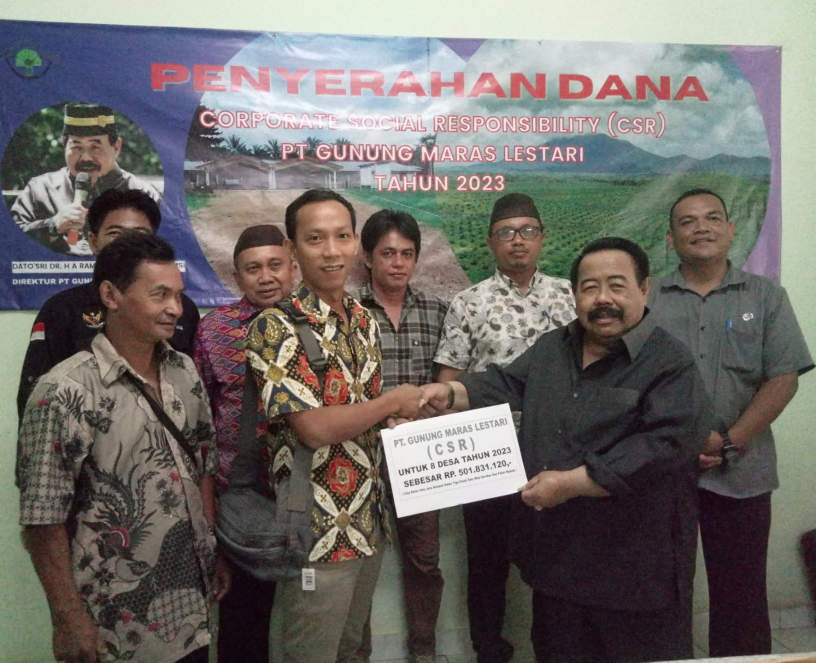 penyerahan simbolis dana CSR PT GML Oleh Direktur PT GML Dato' Sri Ramli Sutanegara (ist)