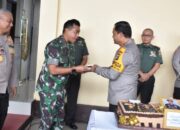 Kejutan Kue Ulang Tahun dari Danrem 045 Gaya untuk Kapolda Babel
