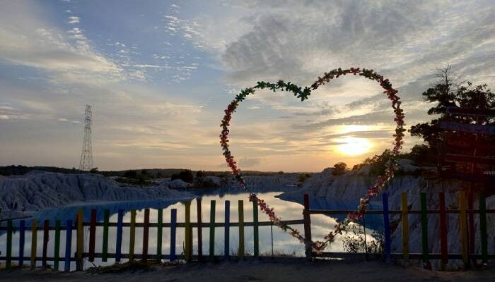 Danau Kulong Biru Sebuah Destinasi Unik Terpopuler