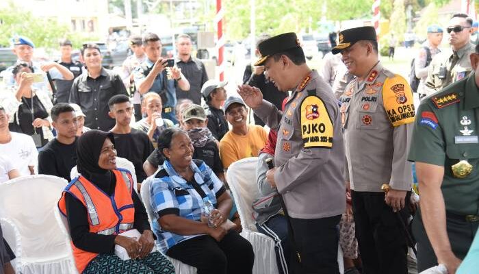 Kapolri dan Panglima TNI Berikan Bantuan Kesehatan Gratis di Maluku