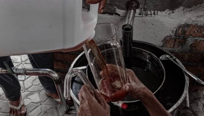 Penyulingan Minyak Astiri Desa Mapur Mendorong Ekonomi Lokal