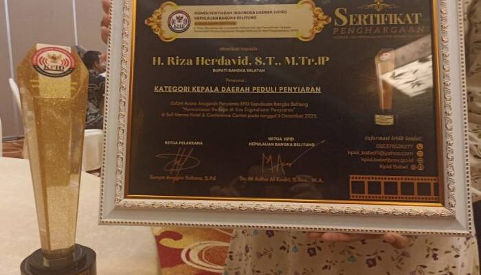 Bupati Riza Herdavid Raih Penghargaan Prestisius dari KPID Babel