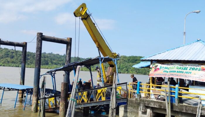 PT Timah Bantu Evakuasi Dermaga Pelabuhan Rakyat Tanjung Berlian Yang Tenggelam Akibat Cuaca Buruk
