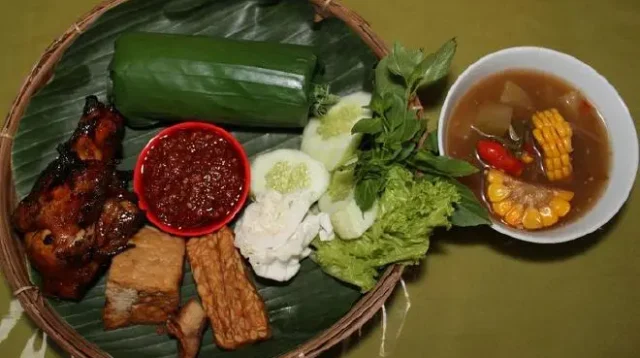 Sajian Nasi Timbel