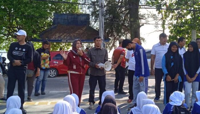 Aksi Bersama Pemkot Pangkalpinang dan Ratusan Pelajar Bersih-bersih Sampah di Pantai Pasir Padi