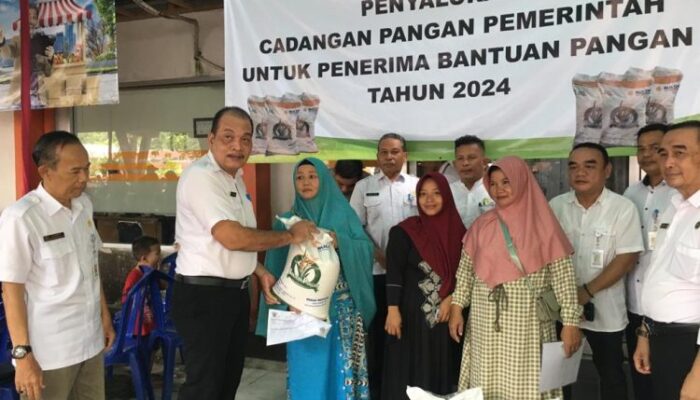 Pemkot Pangkalpinang Serahkan Beras Cadangan Pangan Kepada 1.422 Keluarga Penerima Manfaat Terima