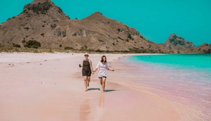 Pink Beach labuan Bajo Nan Eksotis