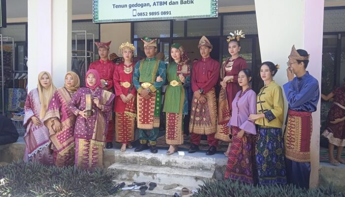 Pengrajin Kain Cual SBA Semarakkan Karnaval Festival Pasir Padi