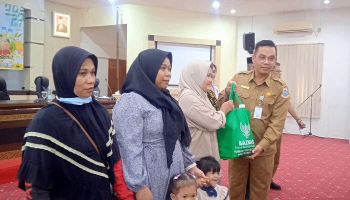 Rumah Sehat Baznas & Pemkot Pangkalpinang Bagikan 80 Paket Makanan