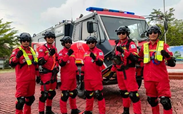 Tim Damkar PT Timah Berjibaku Padamkan Kebakaran di Kampung Bintang