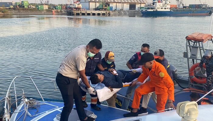 Alami Demam Tinggi, ABK Kapal Ile De Re di Evakuasi Tim SAR