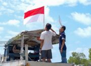 PT Timah Bagikan 480 Lembar Bendera ke Warga