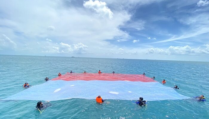 UKM UBB Kibarkan dan Bentangkan Bendera Merah Putih di Laut