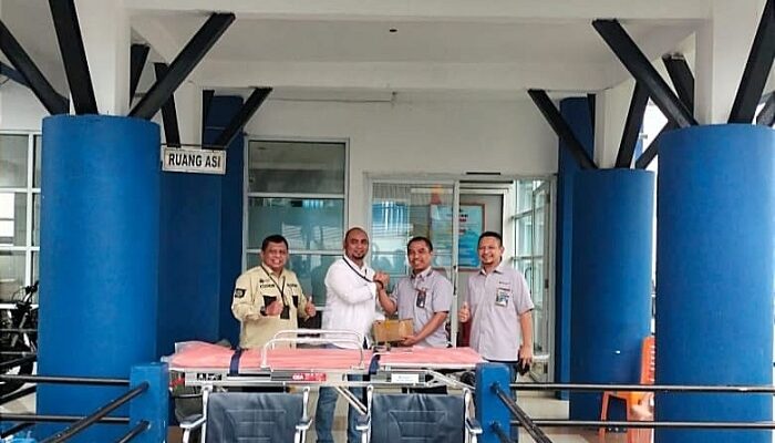 PT Timah Serahkan Bantuan Kursi Roda dan Tandu Pasien di Pelabuhan Sri Tanjung Gelam