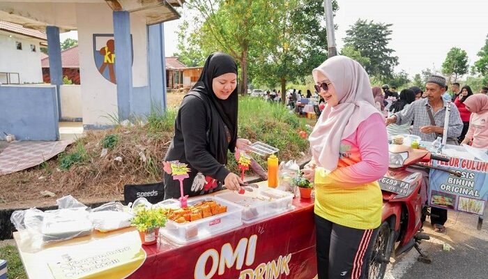 Pj Ketua TP PKK Kota Pangkalpinang Kunjungi Pelaku UMKM di Taman Dealova