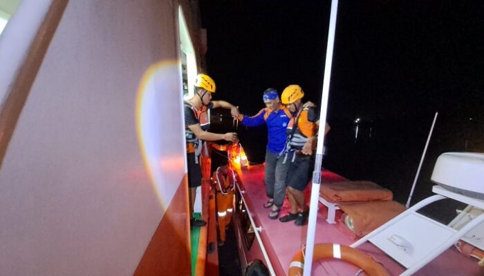 Kapal Pemancing Mati Mesin Terbawa Gelombang