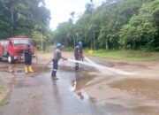 Karyawan PT Timah Bersihkan Tumpukan Pasir di Komplek Timah Bangka Barat