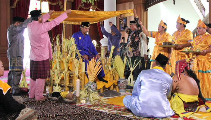 Upacara Adat Beluluh: Tradisi Sakral Kesultanan Kutai Kartanegara