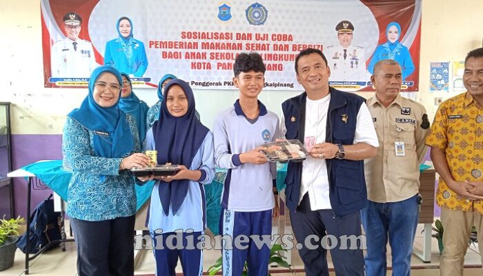 Pj Wako Budi Utama  Uji Coba Makan Siang Bergizi di SDN 14 dan SMPN 4 Pangkalpinang