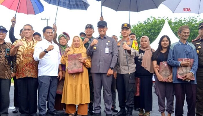 Ketua KPU Babel Sambut Pj Gubernur dan Forkopimda di TPS Percontohan 005 Kampung Dul Bateng