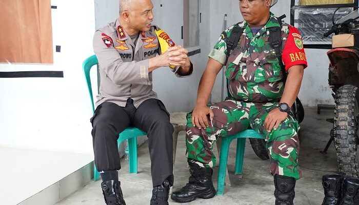 Momen Akrab Kapolda Babel Bincang Dengan Babinsa Saat Cek TPS