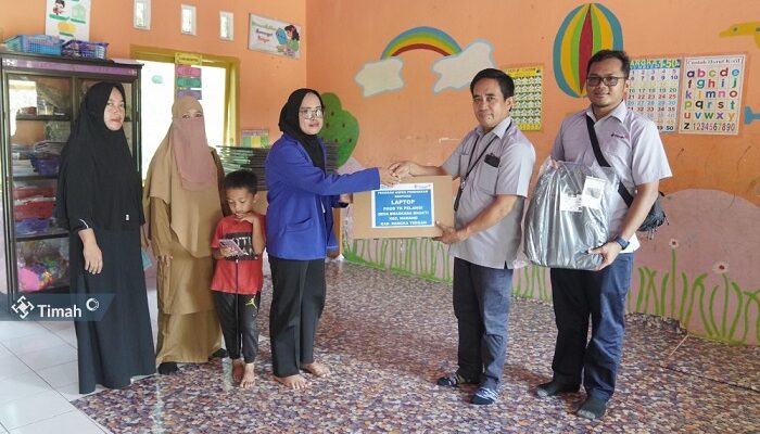 Dukung Proses Pembelajaran, PT Timah Serahkan Laptop ke TK Pelangi Desa Baskara Bakti