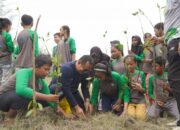 Dukung Program Sekolah Adiwiyata, PT Timah Tbk Bersama Pelajar di Kabupaten Bangka Tanam 3000 Bibit Mangrove di Pantai Takari