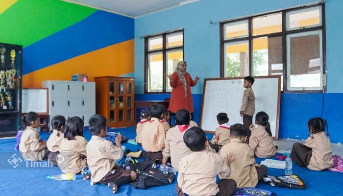 Cerdaskan Generasi Bangsa, PT Timah Bantu Sarana Belajar SDN 21 Gantung