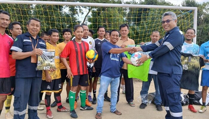 Jalin harmonisasi dan kolaborasi, PT Timah Serahkan Bantuan Sarana Olahraga Kepada Tim Sepakbola ASPAJA