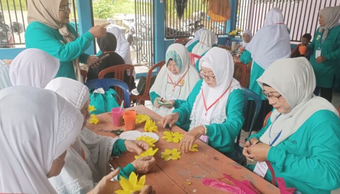Peduli Lansia, PT Timah Serahkan Bantuan Seragam  Untuk Sekolah Lansia Berdaya Belo Laut