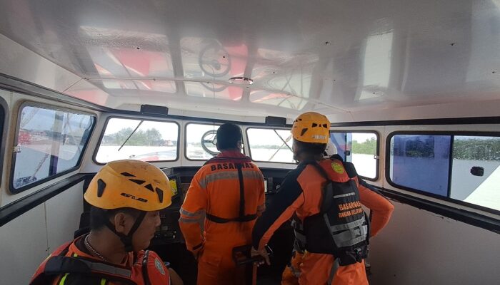 KM Cahaya Abadi Bawa Ikan Segar Dihantam Ombak
