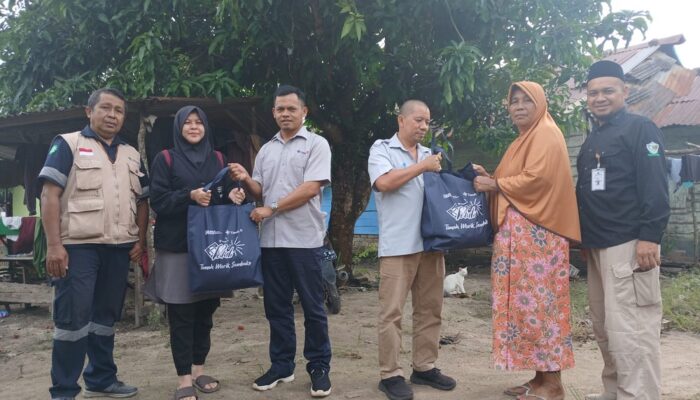 Peduli Warga Terdampak Banjir di Desa Belo Laut, PT Timah Serahkan  Paket Sembako