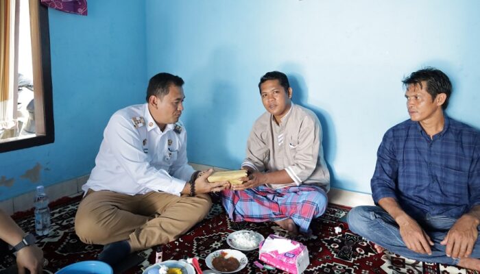 Pj Walikota Budi Utama Serahkan Bantuan  Korban Tertimpa Pohon