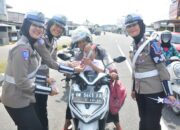 Ditlantas Polda Babel Bagi-bagi Coklat Hingga Helm SNI, Apresiasi Masyarakat Tertib Berlalu Lintas