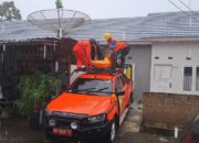 Tim Rescue SAR Evakuasi Korban Tersengat Listrik