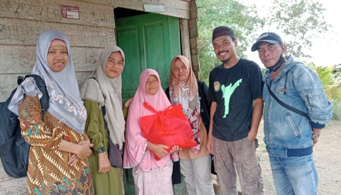 Forum Kerja Wartawan Bangka Belitung Bagikan Sembako di Bulan Ramadhan