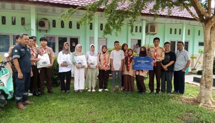 Kolaborasi dengan SMA Negeri Simpang Teritip, PT Timah Salurkan Bantuan Paket Sembako untuk Anak Yatim dan Piatu 