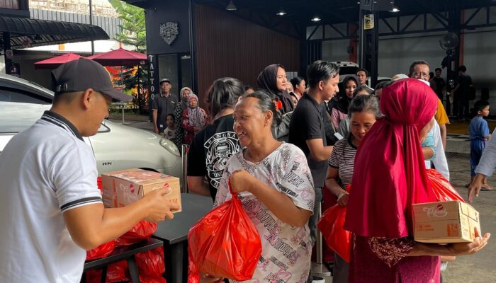 Bangka Garage Gelar Bakti Sosial, Bagikan Sembako dan Minuman sebagai THR untuk Warga