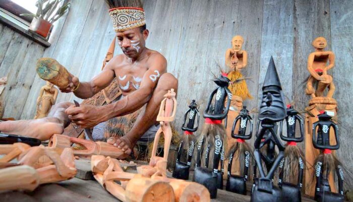 Ukiran Kayu Suku Asmat Papua: Karya Seni Sakral yang Mendunia